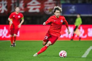 足球報指出，梅州客家因錯失良機而受到懲罰，目前保級形勢嚴峻，與英博的比賽不容有失。