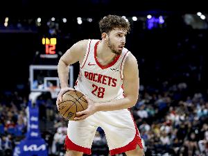 體壇記者指出，火箭隊僅憑身體優勢強攻并非有效策略，其空間不足且進攻手段單一的問題凸顯。