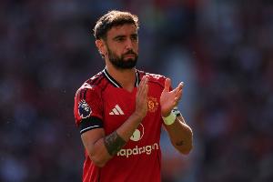 據《太陽報》報道，B費在休息日返回訓練基地，到場邊觀摩替補球員的訓練。