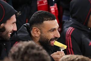 輪休的薩拉赫在對陣水晶宮的比賽中并未登場，場邊畫面捕捉到他正在享用菠蘿。