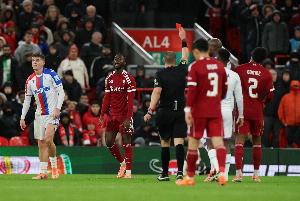 18歲中衛納洛共兩次替補登場均被紅牌罰下，僅代表利物浦一線隊出戰16分鐘。