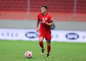 足球報報道，英博渴望在主場迎來一場精彩的賽季收官戰，海港在最后一輪比賽中仍需全力以赴。