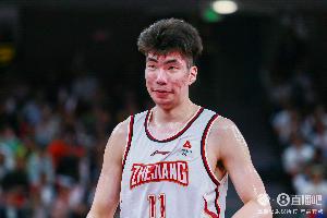 媒體人指出，中國球員若想實現進步，就必須勇于突破舒適圈，而余嘉豪確實已展現出顯著改變。