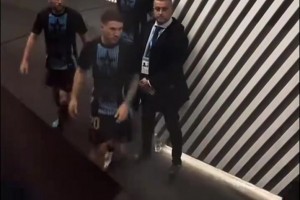 看幾次都覺得震撼！阿根廷眾多青年才俊列隊等待梅西出場！