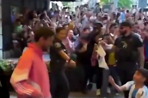 馬卡報曬球迷在酒店外等候梅西視頻，配文：美國為他瘋狂