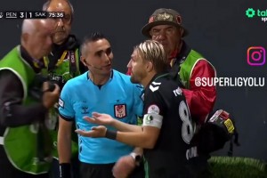 活久見！土甲球員扇了隊友一耳光，結果被紅牌罰下