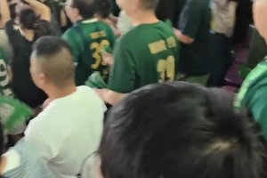 浙江隊球迷整齊劃一高喊：干死成都！