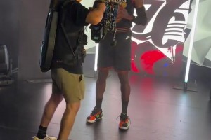 帥！喬治媒體日上身76人復古球衣拍攝