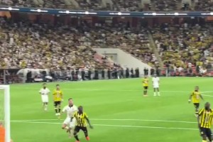 四旬老漢C羅這門前嗅覺和跑位依舊是頂級，主場球迷也在慶祝