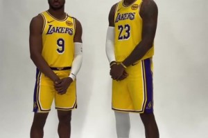 歷史性時刻！去年湖人媒體日，詹姆斯與布朗尼一起拍合照