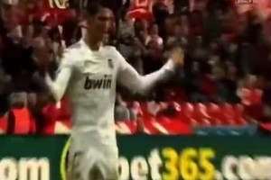 野獸般身體！當年C羅被鏟倒后，立刻示意馬競球員再上點強度