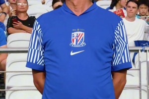 單足支撐藍色信仰!申花球迷陶吾煒賽前擔任主場國歌領唱人