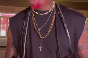 風騷依舊！最愛吃的東西是什么？羅德曼指向了旁邊的女友……