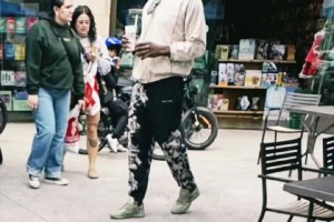 哪來的流浪漢？被拍到在加州逛街的小卡！感覺路人都沒認出來啊！