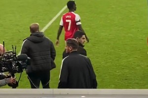 阿森納助教賽后和喬林頓發生口角，眾人趕緊拉開