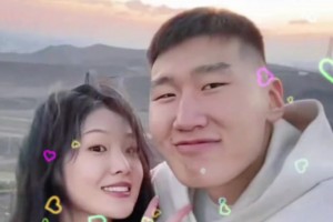 小鳥依人啊！新疆球員李炎哲和女友外出的旅行照~