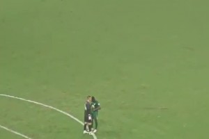 國安凝聚力正在回歸！實拍：法比奧下場前專門給侯森佩戴隊長袖標