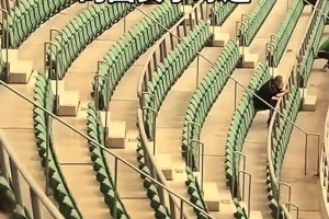 孤勇者！北京國安小球迷在工體獨自拉歌單挑大連遠征軍