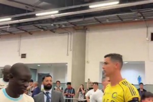 不是很熟？坎特從C羅旁邊經過，沒有互動