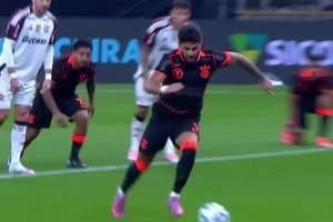 這也太抽象了科林蒂安球員勺子點球直接送到對手門將手中