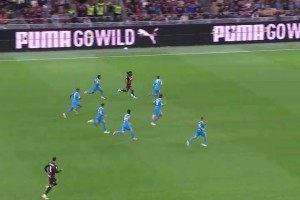 AC米蘭又一經典名場面誕生！那不勒斯七人“包圍”萊奧