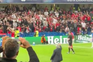 穆里尼奧走向底線，讓本菲卡球迷不要向前本菲卡球員恩佐扔東西