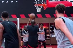 三分威脅！小賈投籃假動作點飛申京，隨后助攻杜蘭特得分