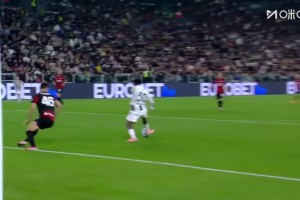 錯失良機！戴維門前絕佳良機射門竟離譜滑倒了！