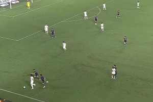 技術流！日本球員面對圍搶處理球配合默契，從容不迫