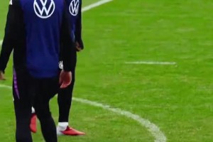 六親不認的步伐！國家隊訓練中的快樂阿德耶米！