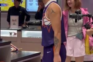 像啊！網友在澳門倫敦人偶遇到布克了 結果一開口才知道是國版哈