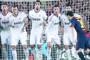 昔日國家德比，面對皇馬豪華人墻，梅西打入精彩任意球