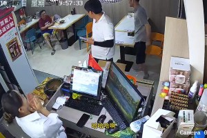 蘇超“副作用”！飯店內就餐顧客看進球一聲吼，嚇壞點餐老哥