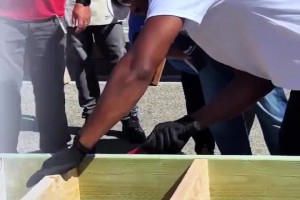 保羅這是體驗了一把進廠打螺絲的感覺