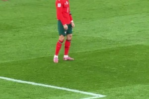 C羅情緒低落自言自語，B費看見后趕緊上前擊掌鼓勁