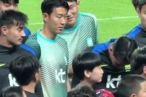 金玟哉：孫哥你看前面小孩頭發好帥孫興慜：小孩你真酷啊