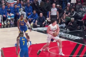 今日首球楊瀚森錯位背打頂開波杰！迎著庫明加自投自搶補進！