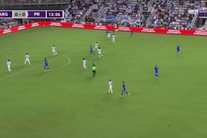 1-0！梅西推射擊中橫梁彈出，麥卡利斯特跟進搶點破門！