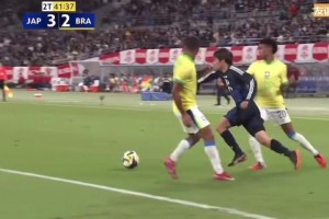 伊東純也面對巴西雙人防守，過人突破真自信啊