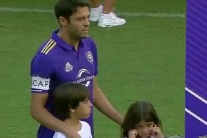 那一天，卡卡結束了自己 16 年的傳奇生涯，依依不舍地告別了足球