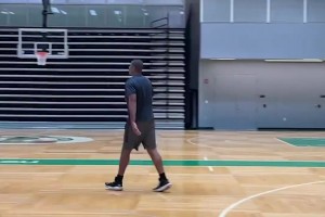 去你的籃球夢！女記者和凱爾特人球員打比賽，慘遭大帽！