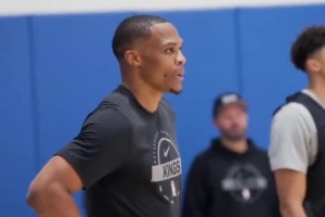 威少和拉文母校！國王在UCLA備戰與湖人季前賽 威少輕盈扣籃