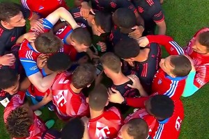 兩年前拜仁球員賽后圍在一起看多特比賽結果，隨后慶祝冠軍