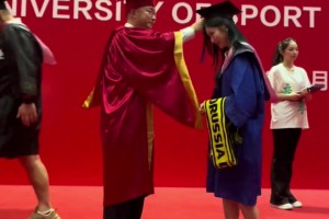 很給面子了！拜仁球迷的書記給多特球迷女孩撥穗