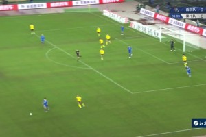 太無私了！蘇超南京球員這一下，若是選擇打門結果是否會更好？