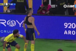 這球太帥了C羅晃開防守遠射世界波，進球后激情脫衣慶祝！