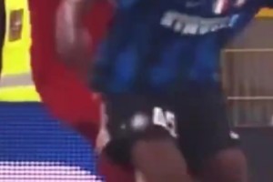 當年這一下真狠！托蒂曾在運動戰中故意從身后爆踢巴洛特利