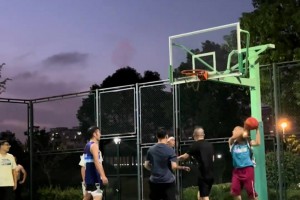 野球場遇到一個科比門徒，投籃是超級后仰，這該咋防？