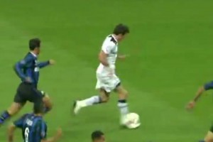 藍黑軍團榮幸成為背景板！十五年前的今天，貝爾完成“大圣下凡”