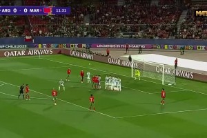 阿根廷門將出擊放倒對手VAR判罰任意球！摩洛哥任意球直接破門！